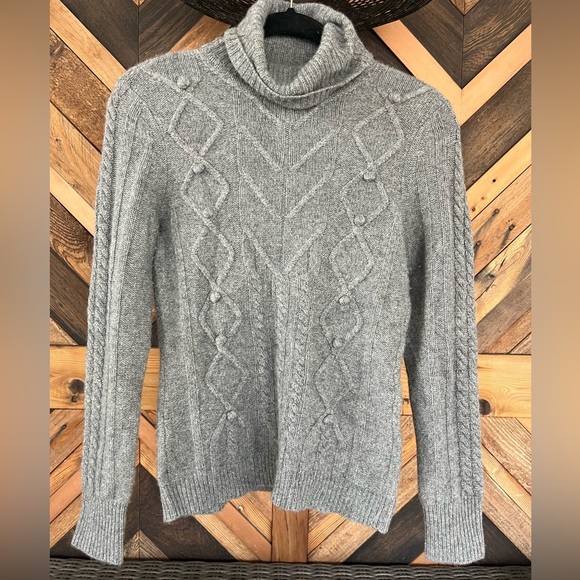 Saks Fifth Avenue Cashmere grey sweater size small - Picture 1 of 9